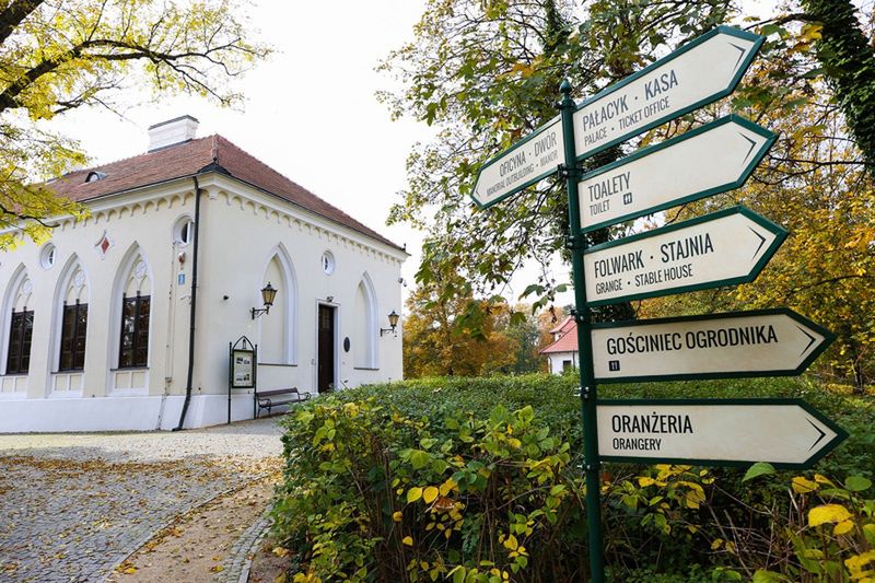 Zabytkowy park to miejsce idealne na spacer