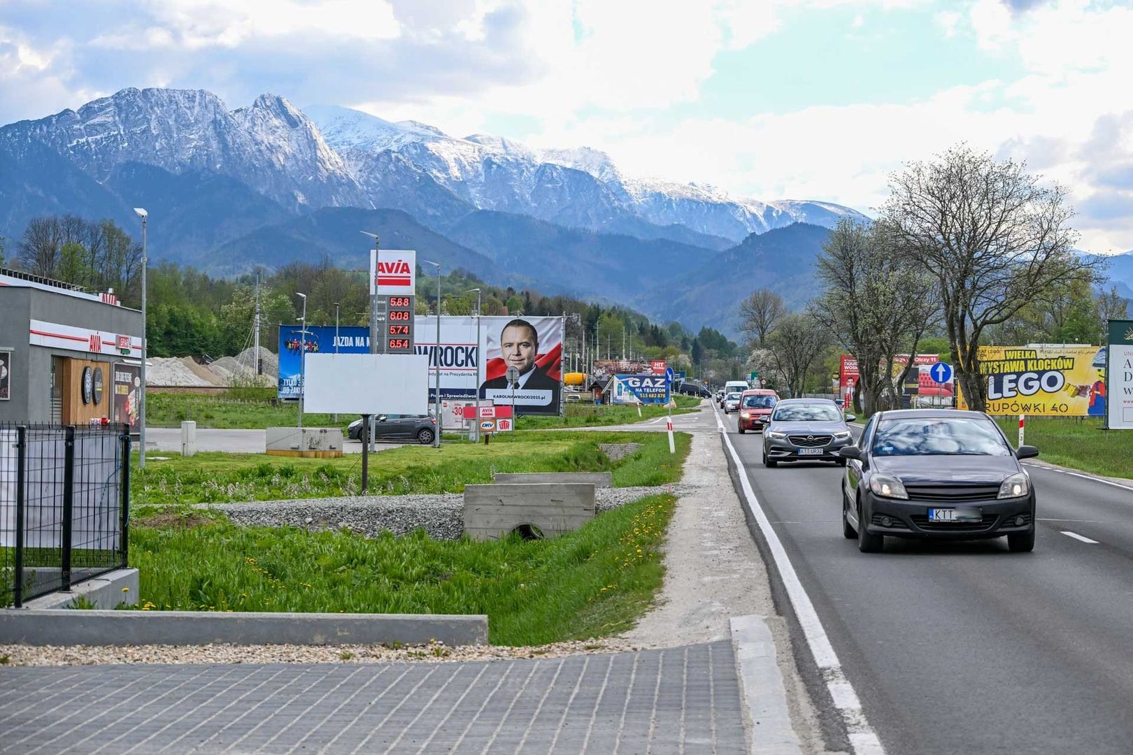 Ilość reklam przy Zakopiance jest przytłaczająca.