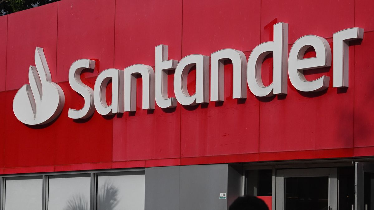 CANCUN, MEXICO - DECEMBER 16: Local branch of Santander bank, on December 16, 2023, in Cancun, Quintana Roo, Mexico. (Photo by Artur Widak/NurPhoto via Getty Images)