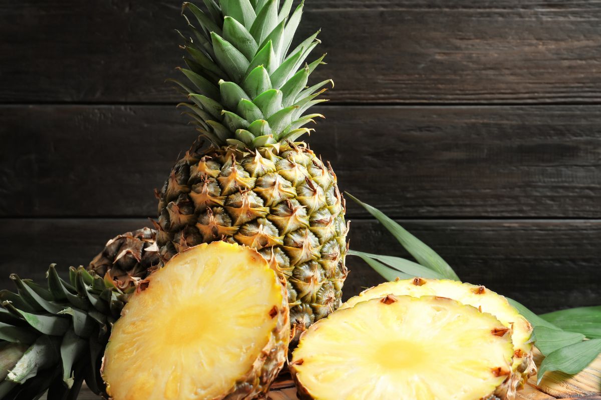 Jeśli wyrzucasz skórkę ananasa, robisz błąd. Pomaga schudnąć i reguluje poziom cholesterolu