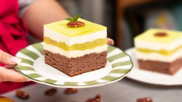 Ciasto gruszkowe z galaretką na weekend. Zachwyci wszystkich nie tylko wyglądem