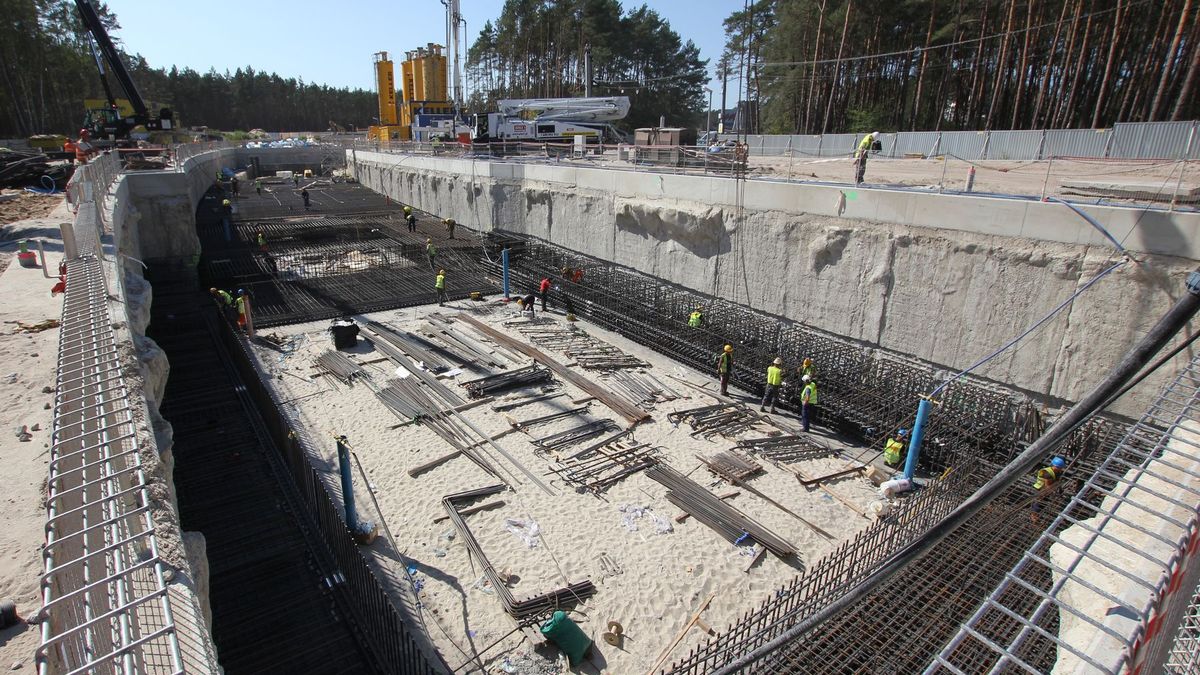 Powstaje płyta stropowa komory startowej maszyny TBM, czyli wielkiego "świdra", który będzie drążył tunel w Świnoujściu.