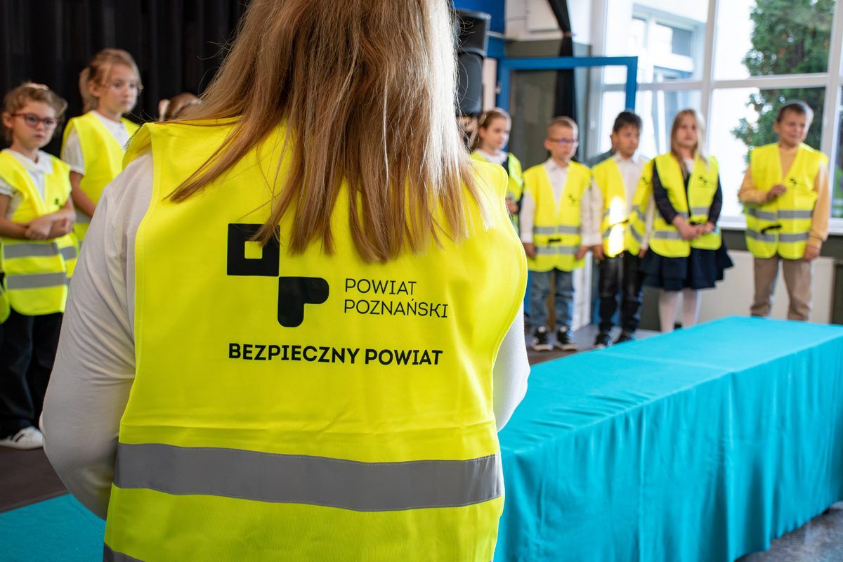 Kamizelki odblaskowe dla uczniów powiatu poznańskiego fot. Starostwo Powiatowe w Poznaniu
