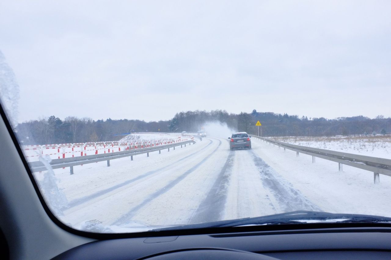 Pleszew: Tir na obwodnicy zsunął się ze skarpy i przewrócił się na bok
