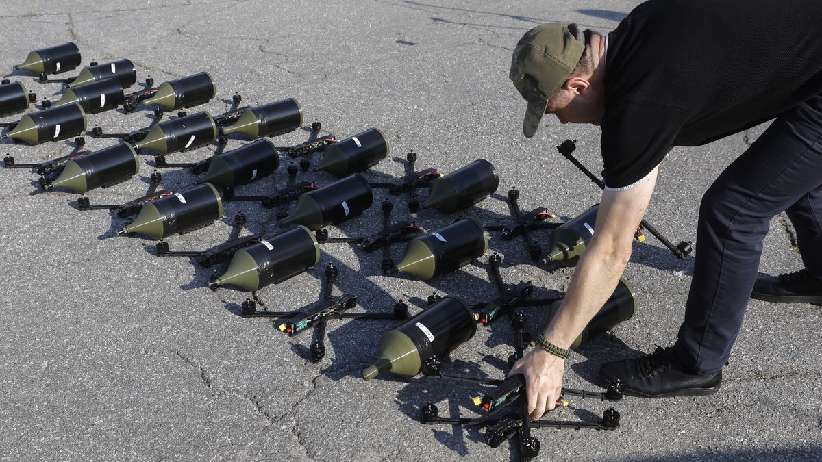 A Ukrainian man operates FPV drones before transferring them to the 21st Separate Mechanized Brigade at the WWII museum in Kyiv, Ukraine, 10 September 2025, amid the ongoing Russian invasion. The Ministry of Foreign Affairs of Ukraine together with 'Modern Ukraine Foundation', transfering FPV drones on fiber optics control for 21 Separate Mechanized Brigade and 3 generators with a capacity of 35 kW to the regional clinical hospitals of Zaporizhia, Dnipro and Kharkiv. The total cost of the transfered assistance is over 2 million UAH. EPA/SERGEY DOLZHENKO Dostawca: PAP/EPA.