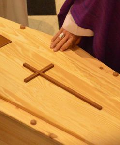 Przed pogrzebem rodzina otworzyła trumnę. W środku znajdowała się obca im osoba