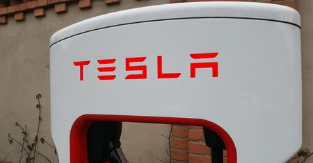 Radom dostanie superchargery Tesli? Ładowarki czekają na odpakowanie