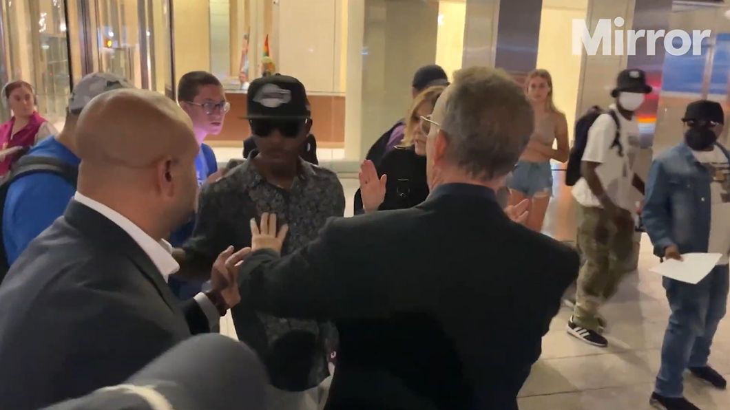 Tom Hanks broni żony przed tłumem i krzyczy na fanów