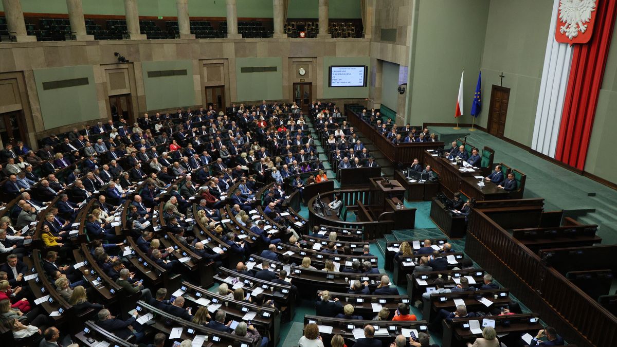 Warszawa, 07.11.2025. Posłowie na sali obrad w Sejmie w Warszawie, 7 bm. Sejm uchylił immunitet Zbigniewowi Ziobrze w odniesieniu do wszystkich 26 zarzutów, które chce mu postawić Prokuratura Krajowa, w związku ze sprawą Funduszu Sprawiedliwości. (mr) PAP/Paweł Supernak