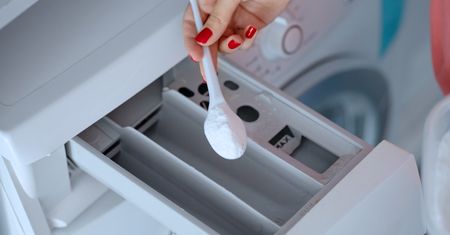 Kilka łyżek wsyp do pralki. Odświeży kolory i zadziała jak krochmal