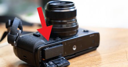 Fujifilm ostrzega przed podrobionymi bateriami. Mogą wybuchnąć w aparacie!