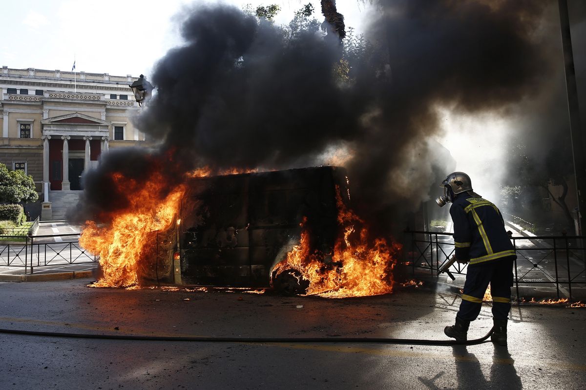 Duże protesty w Grecji. Na ulicach tysiące ludzi. Na zdjęciu akcja strażaków po podpaleniu jednego z pojazdów podczas trwających protestów