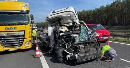 Bus uderzył w ciężarówkę na S3. Kierowca cudem przeżył