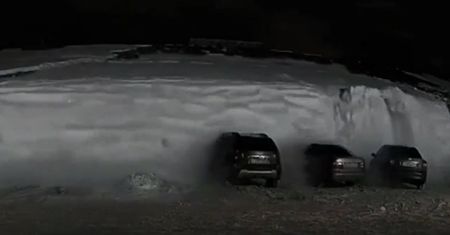 Lawina na parkingu. Kierowca utknął w samochodzie