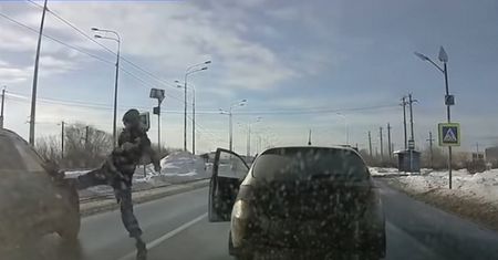 Kopnął w samochód. Ocalił życie trzech osób