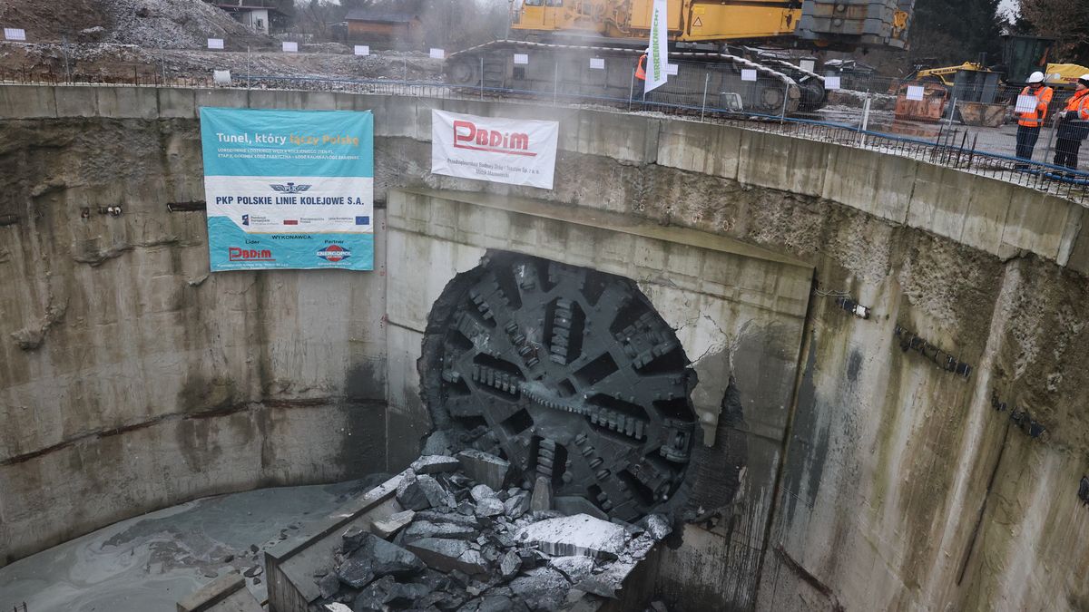 Obecnie pod Łodzią drążony jest średnicowy tunel kolejowy