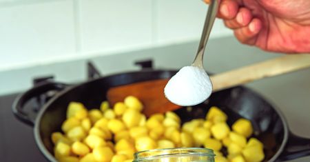 Wrzuć do przesolonej potrawy. To najlepszy sposób, żeby ją uratować