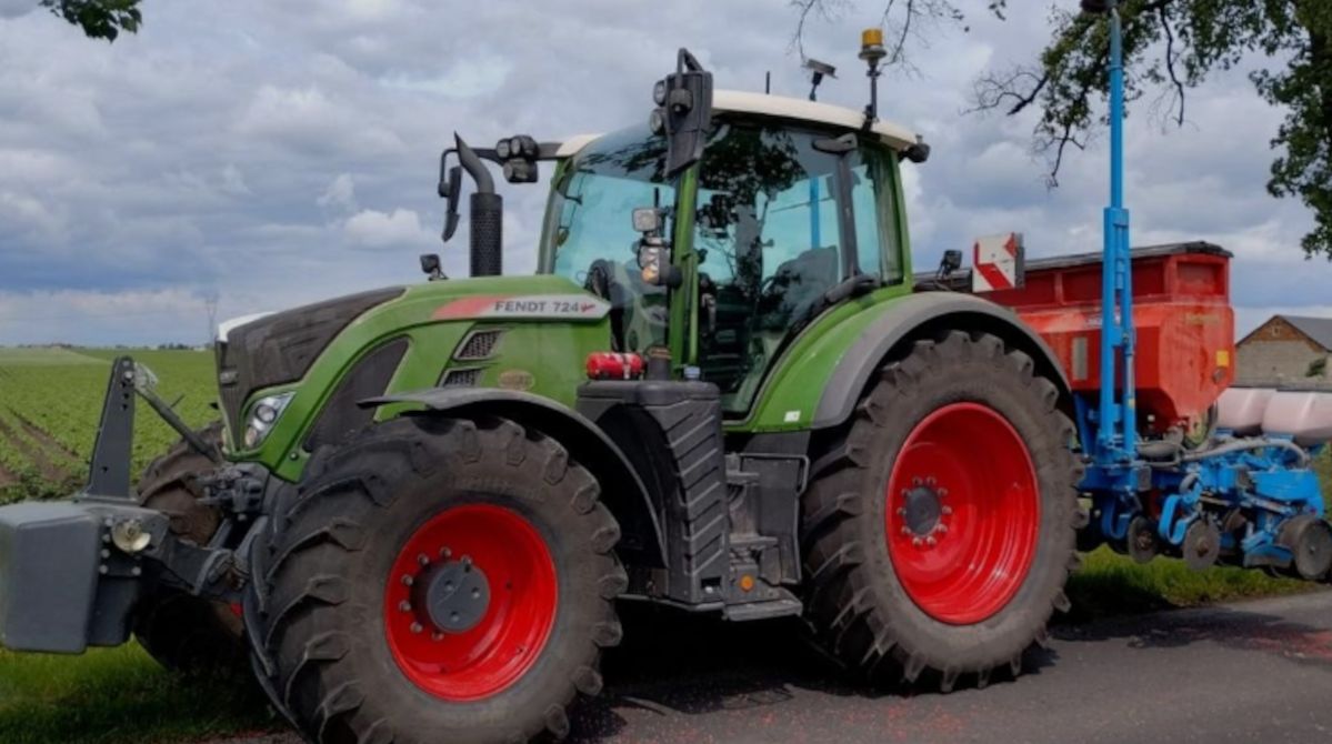 Zderzenie scanii i ciągnika z siewnikiem w powiecie radziejowskim