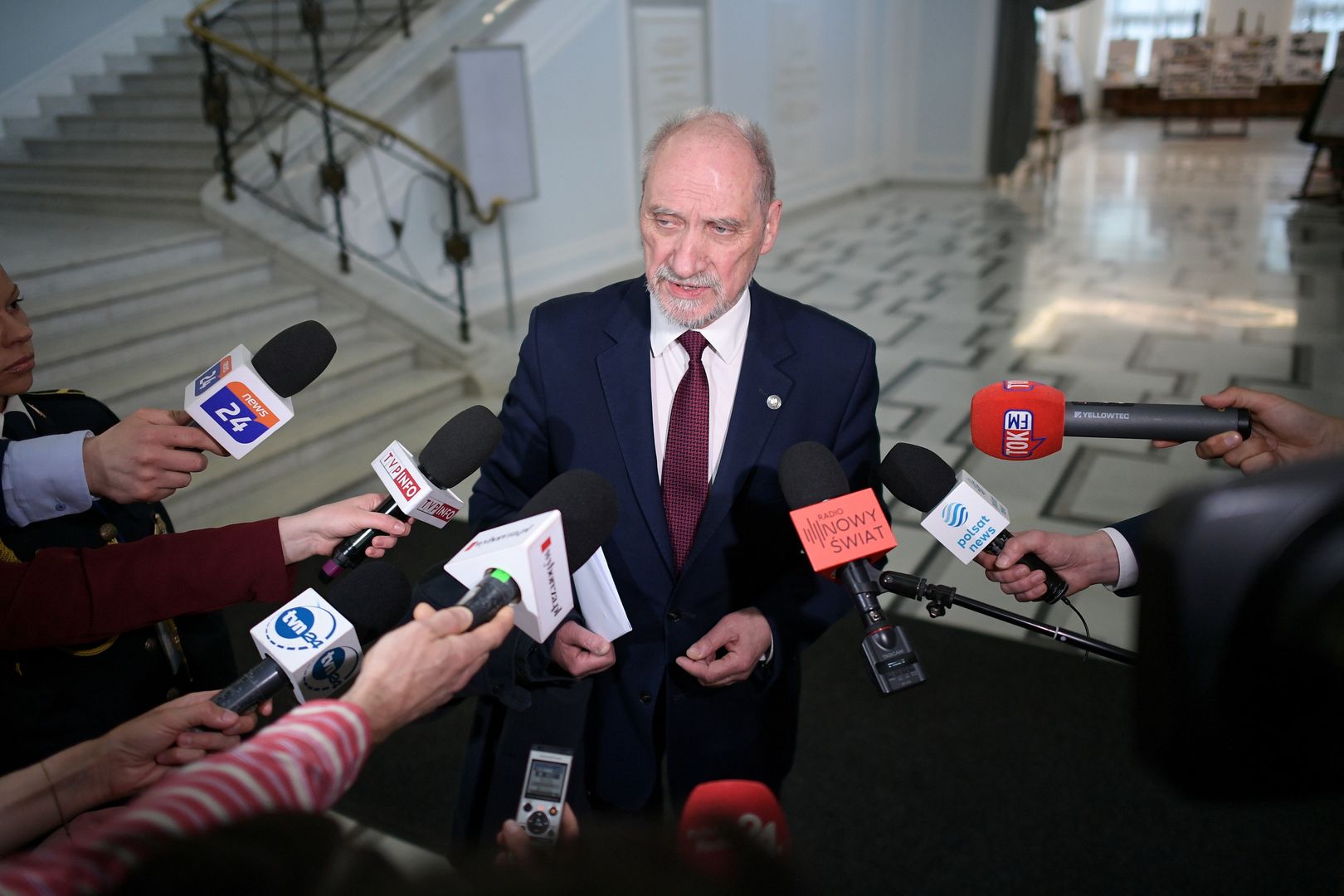 Warszawa, 07.04.2022. Poseł PiS Antoni Macierewicz podczas wypowiedzi dla mediów w Sejmie w Warszawie 