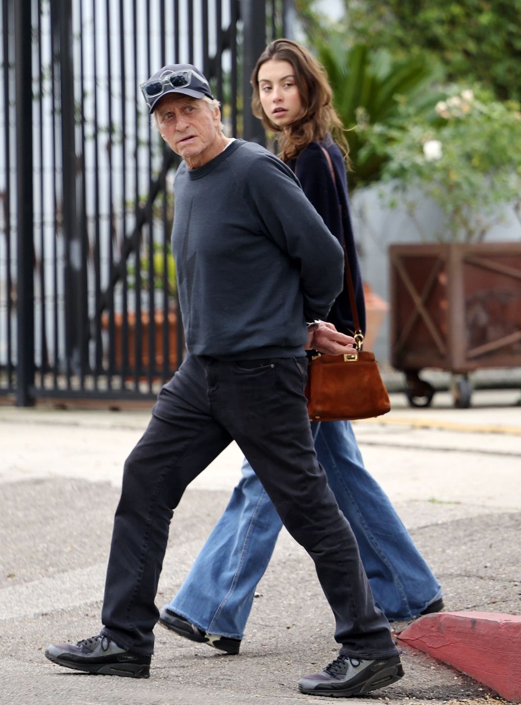Michael Douglas wybrał się na zakupy z 19-letnią córką
