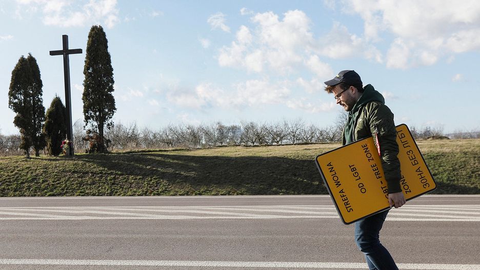 Strefy wolne od LGBT. Szwedzcy geje chcą  zdjęcia tablic. Zwrócili się do ambasady