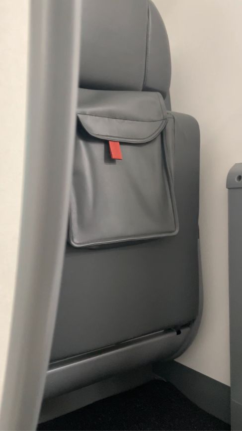 W środku jest też tzw. jump seat, czyli fotel dla członka załogi na czas startu i lądowania