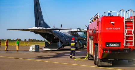 Awaryjne lądowanie samolotu na lotnisku w Świdniku. Na miejscu interweniowały służby ratunkowe
