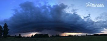 Warszawa: Silna wichura i możliwa burza zmierza w kierunku stolicy