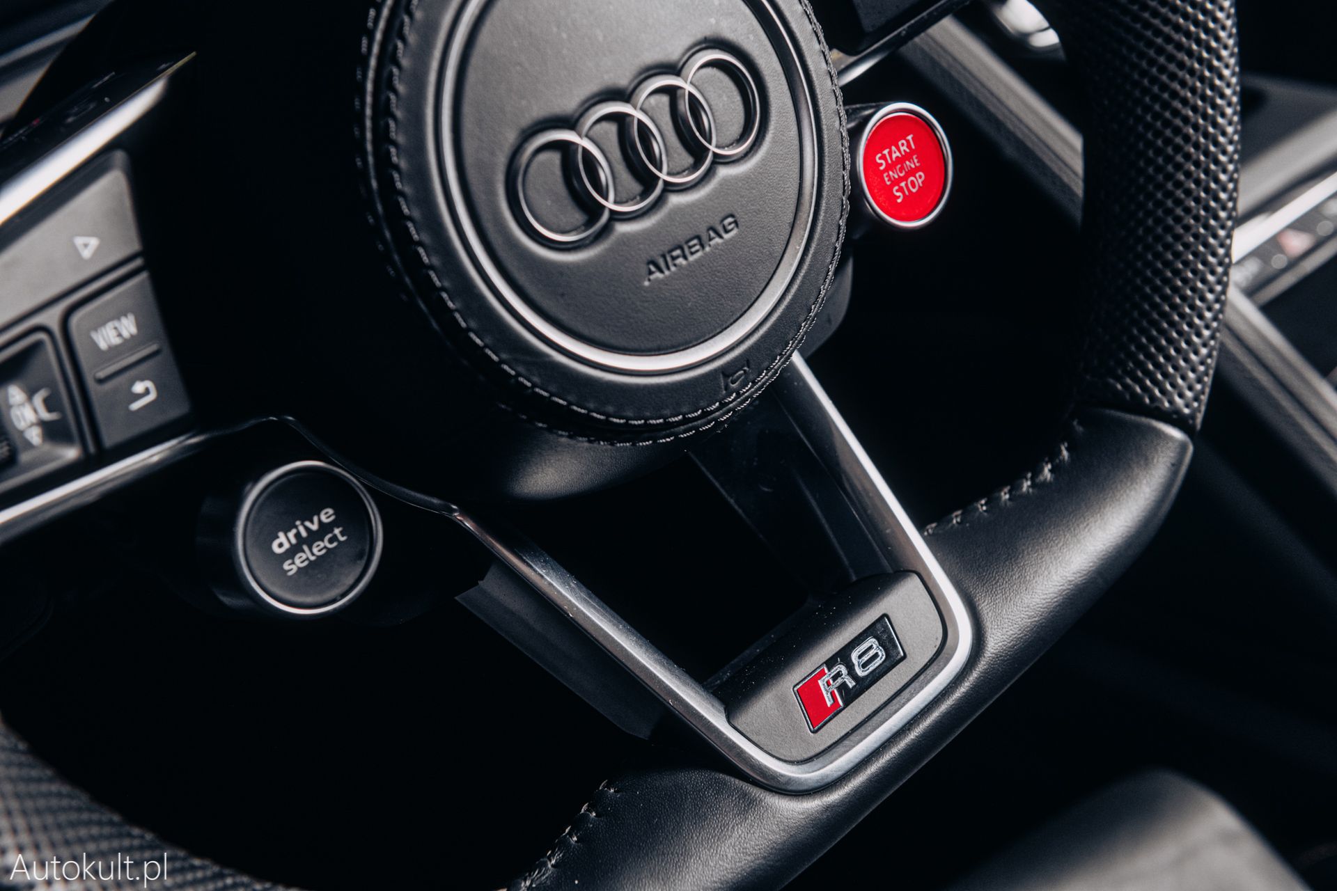 Audi R8 Spyder RWD vs. Dodge Viper RT/10