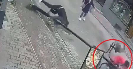 "Najpierw wszystko się zatrzęsło". Dlaczego latarnia runęła na kobietę?