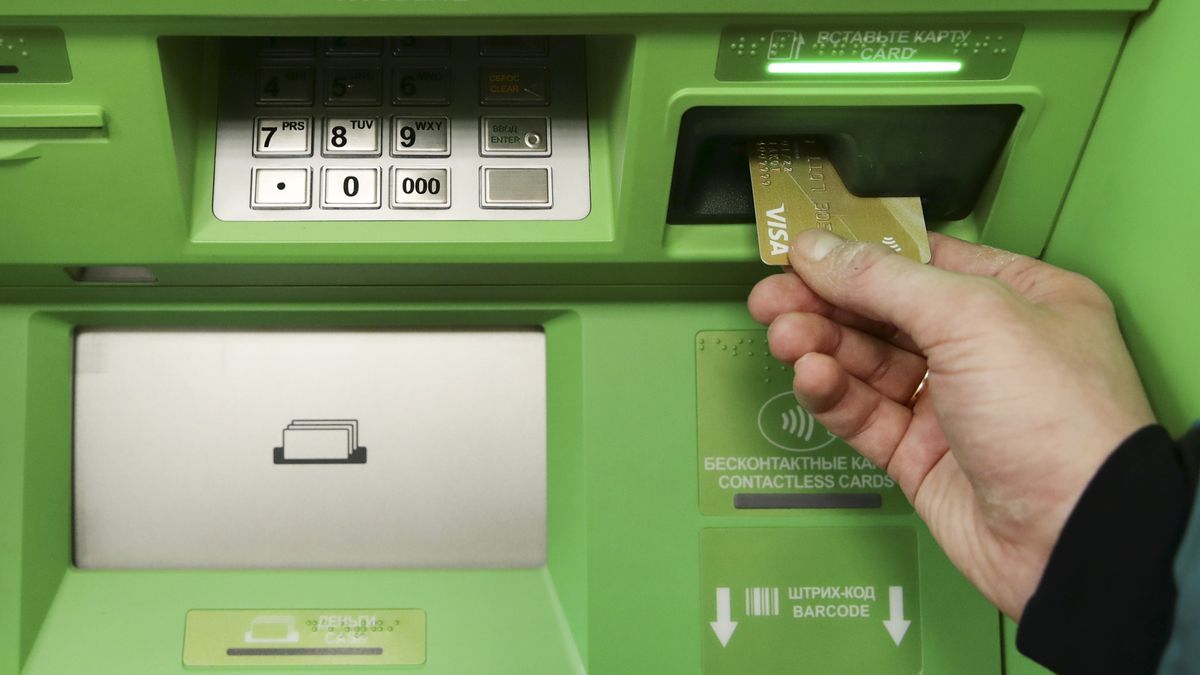 Wypłata gotówki z bankomatu, zdjęcie ilustracyjne