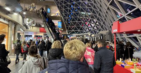 Black Friday. Ogromne tłumy w galerii handlowej. Sprzedawcy wskazują na pewien trend