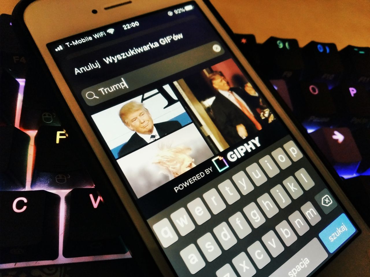 Skoro Facebook kupił Giphy, co na to Signal?