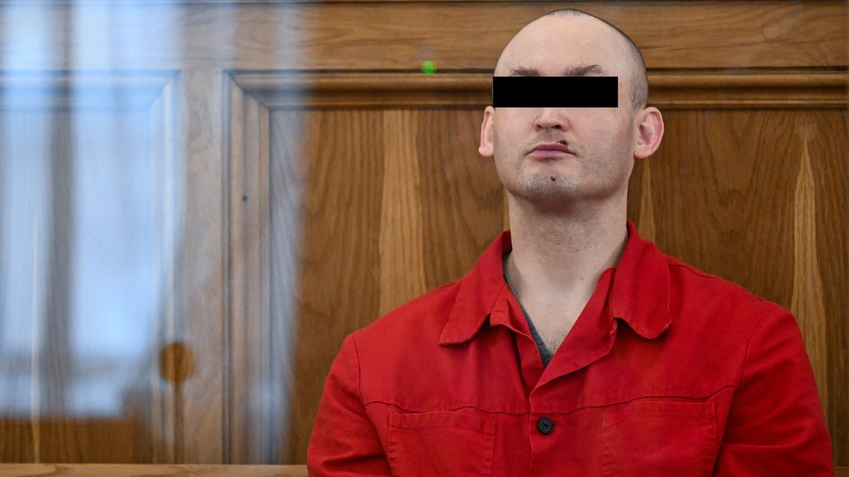 Artur R.
Rzesz�w, 02.04.2024. Oskar�ony Artur R. na sali S�du Okr�gowego w Rzeszowie, 2 bm. S�d ma wyda� wyrok w procesie 39-letniego Artura R. oskar�onego o zab�jstwo ze szczeg�lnym okrucie�stwem psycholo�ki w Zak�adzie Karnym w Rzeszowie, funkcjonariuszki S�u�by Wi�ziennej Bogumi�y B. Oskar�ony zaatakowa� funkcjonariuszk� 22 lutego 2022 r. w trakcie konsultacji psychologicznej, w pokoju, w kt�rym odbywa�y si� standardowe rozmowy z osadzonymi. (mr) PAP/Darek Delmanowicz *** UWAGA!!! ZAKAZ PUBLIKACJI WIZERUNKU I DANYCH OSOBOWYCH OSKAR�ONEGO! ***
Darek Delmanowicz
Artura R., proces, psycholo�ki, sad okr�gowy, s�d okr�gowy, zab�jstwo, zako�czenie procesu, atak, konsultacja psychologiczna, odbywania kary wi�zienia, odbywj�cego kar� wi�zienia, osadzony, psycholog, s�d, s�downictwo, szczeg�lne okrucie�stwo, wi�zieniu, wi�zienna