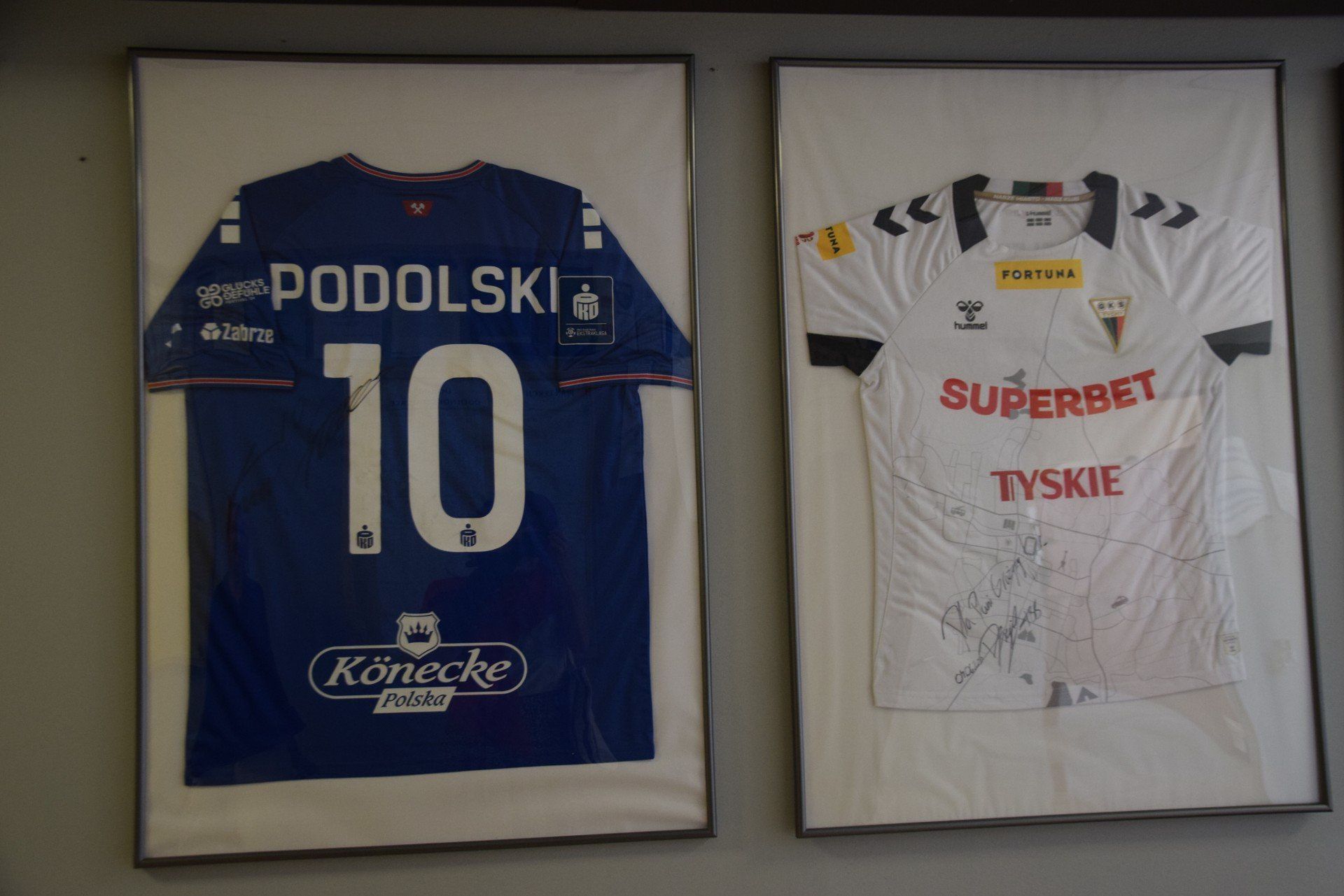 Galeria koszulek piłkarskich w korytarzu ZS 1 im. Gustawa Morcinka w Tychachh