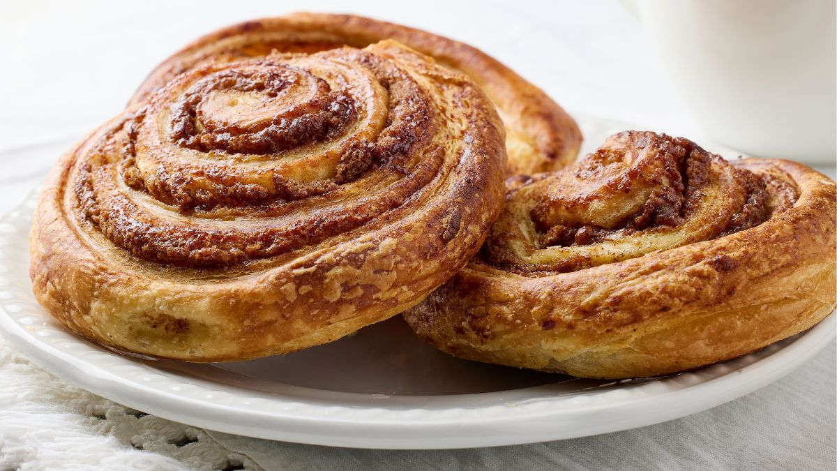 Szybkie cynamonki idealnie pasują do kubka gorącego kakao