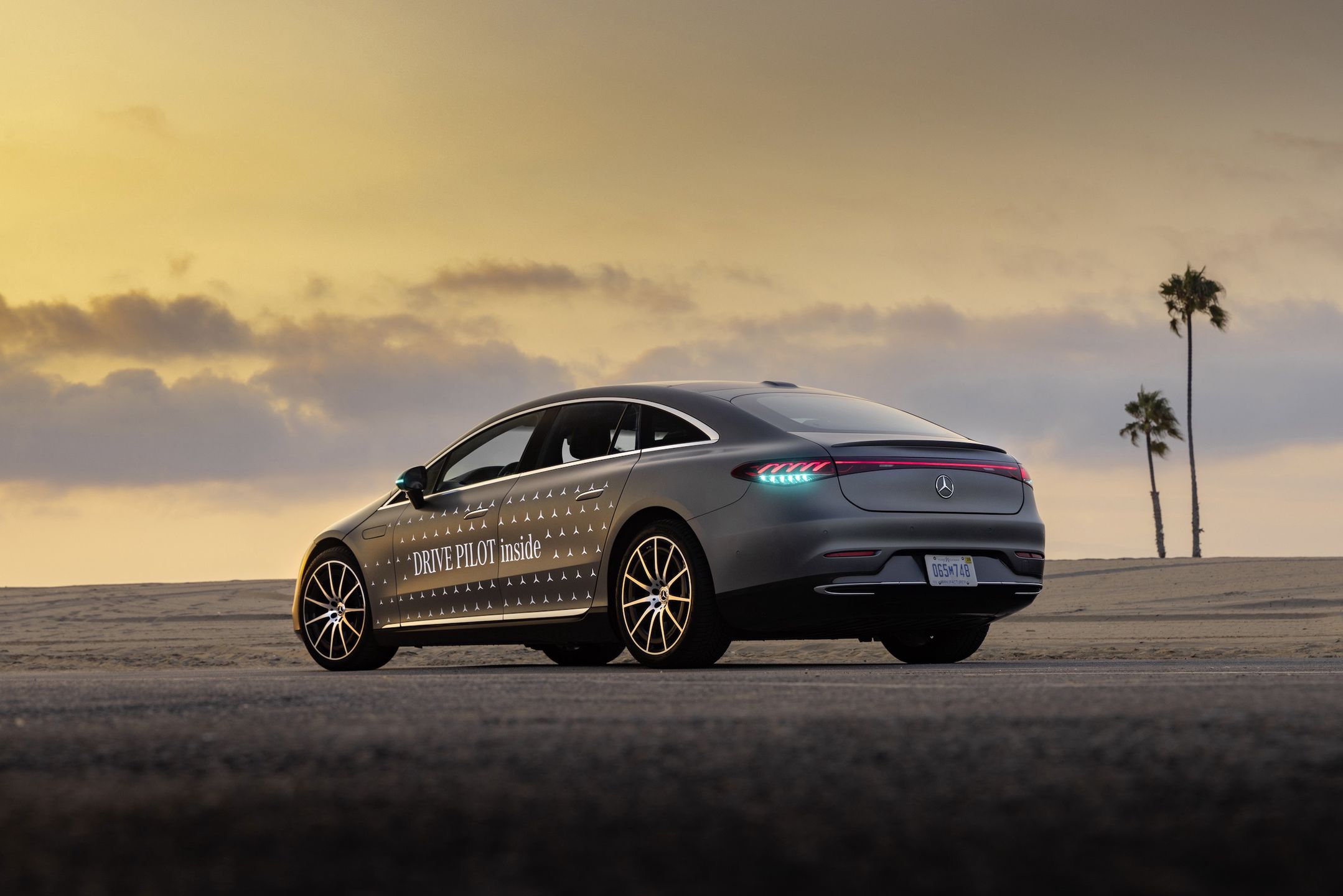 Mercedes EQS z turkusowymi światłami