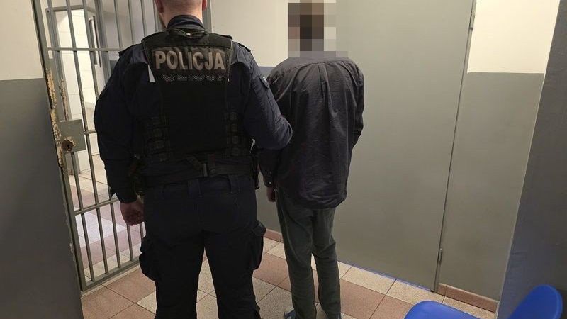 Legnica: 26-latek włamał się do pomieszczenia gospodarczego, zjadł cukierki, rozsypał narkotyki i usnął. Obudzili go policjanci