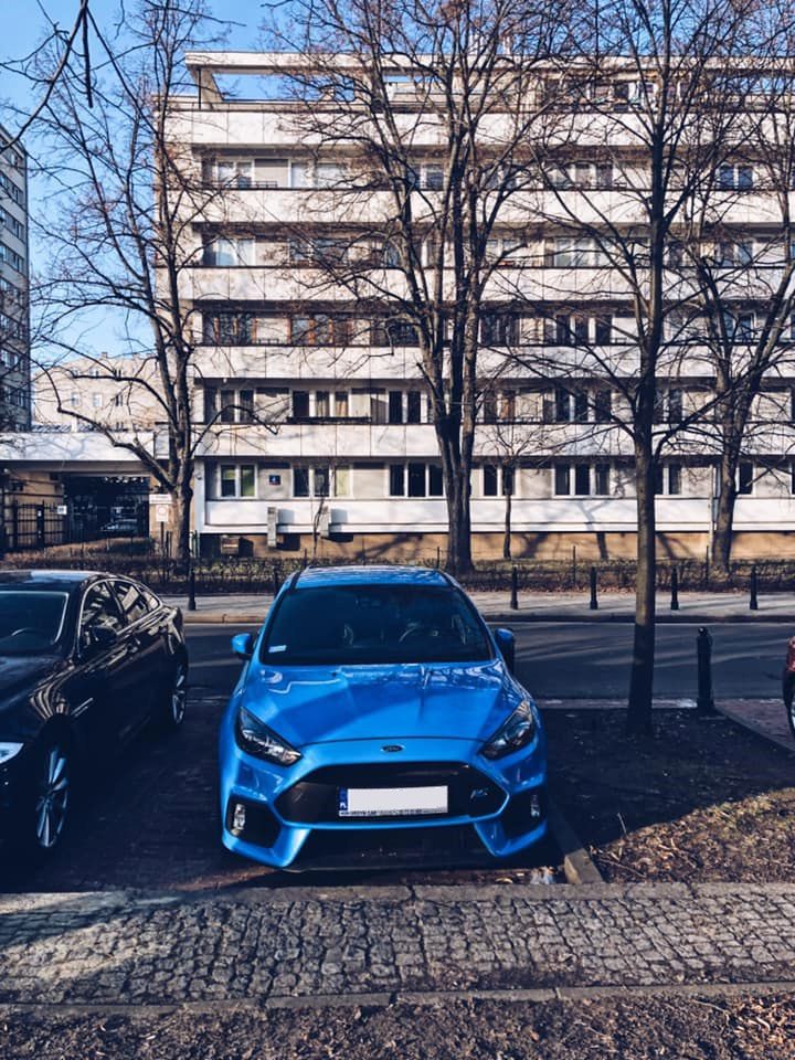Luksusowe samochody na ulicy Matejki (fot. Czytelnik)