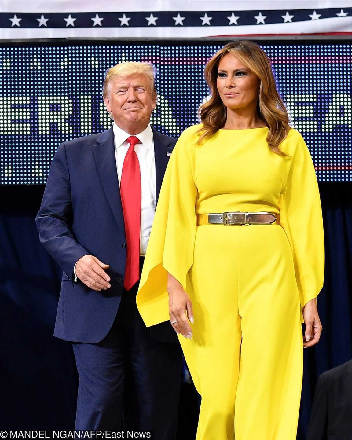 Melania Trump w żółtym kombinezonie wspiera Donalda Trumpa