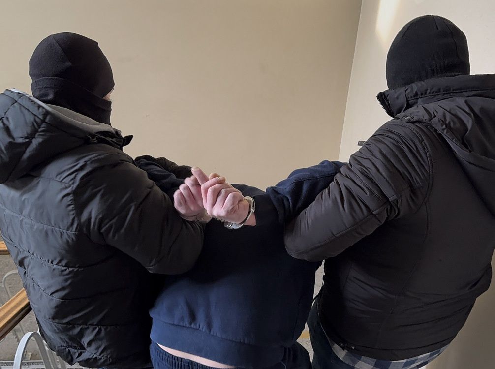 Dwaj mężczyźni w areszcie