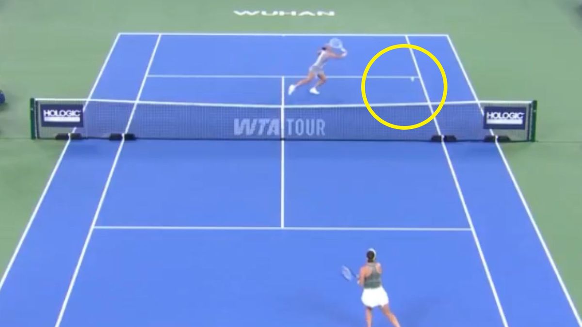 Twitter / x.com/WTA / Na zdjęciu: kadr z meczu Bencić - Świątek WTA Wuhan 2025