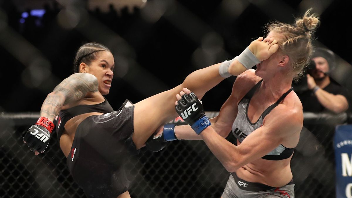 Amanda Nunes (z lewej)