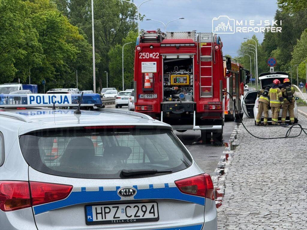 Warszawa: Samozapłon baterii trakcyjnej w aucie hybrydowym sparaliżował ruch na Wisłostradzie