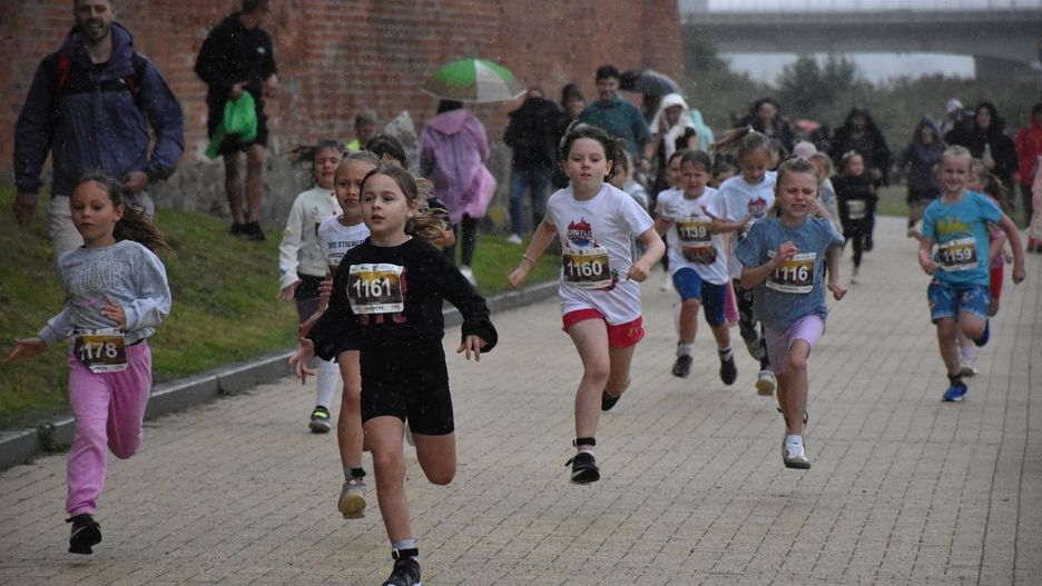 Castle Triathlon Malbork 2025. Biegi dzieci i młodzieży na bulwarze
