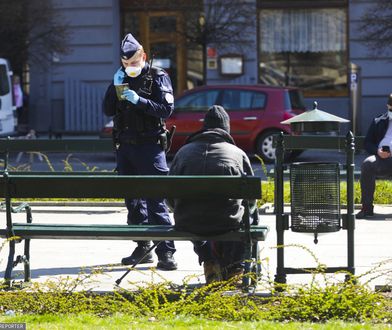 Koronawirus. Tyle mandatów wystawiła policja za brak maseczki