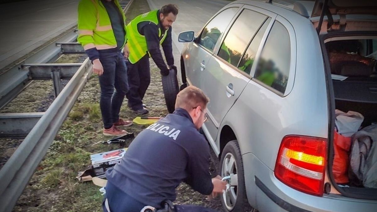 Kobiecie odkręciło się koło. Na pomoc ruszyli mundurowi