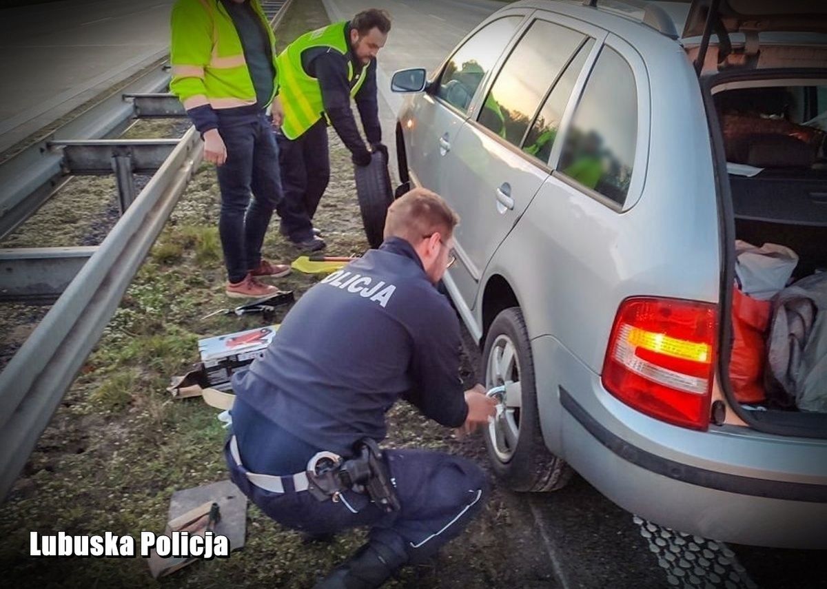 Jechała bez koła po autostradzie. Przykręcili je policjanci