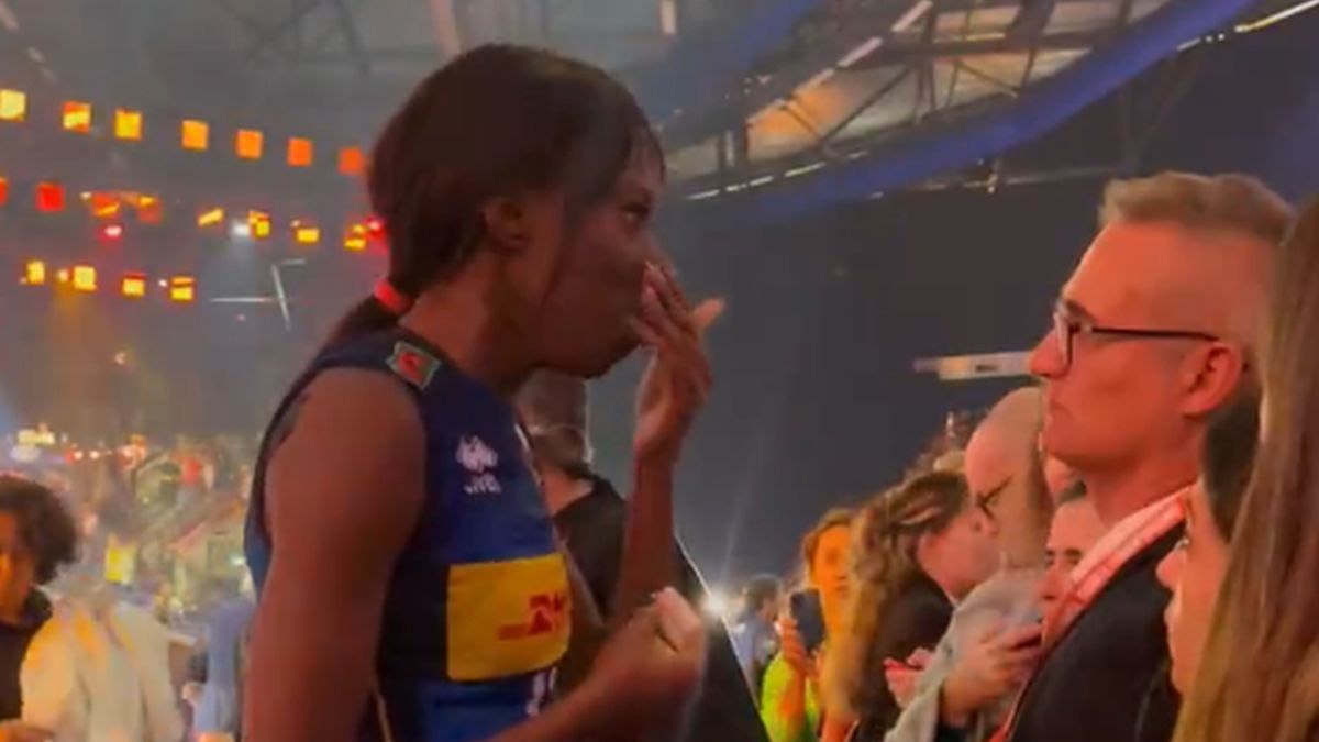 Twitter / @whatsupban / Na zdjęciu: Paola Egonu podczas rozmowy z agentem