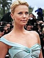 Piękna Charlize Theron molestowana